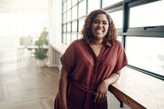 Portrait einer selbstbewussten Geschäftsfrau im modernen Büro